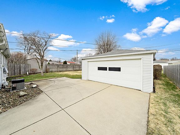3rd image of 2731 Macarthur Ave
