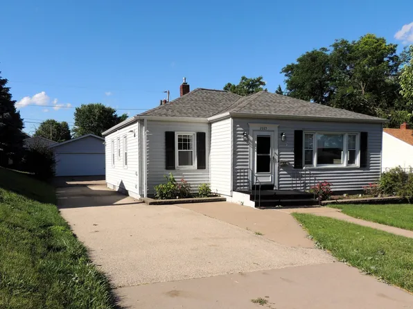 2025 W 3rd St, Dubuque, IA 52001
