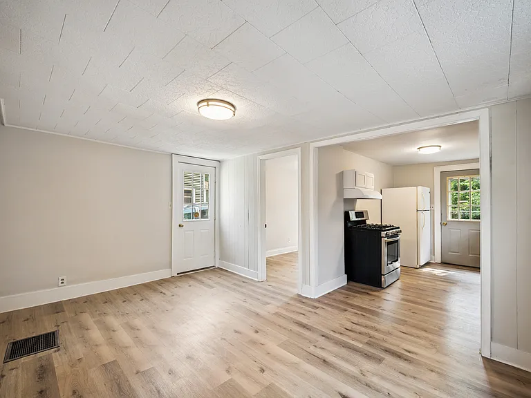 536 N Cedar St — Photo 3