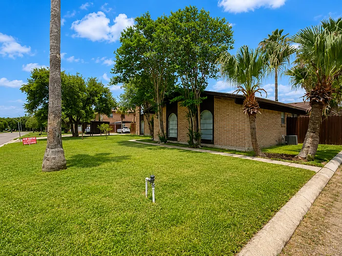 3 bed, 1.5 bath, $900 — Photo 2