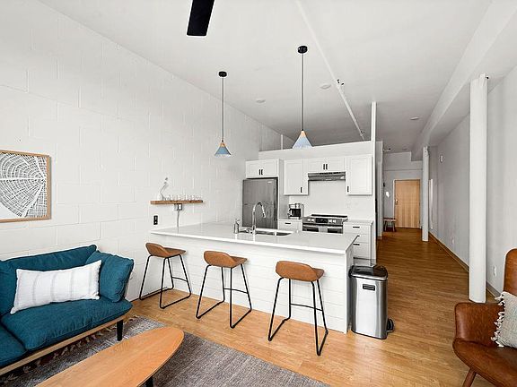 2nd image of 1832 W Superior St #217