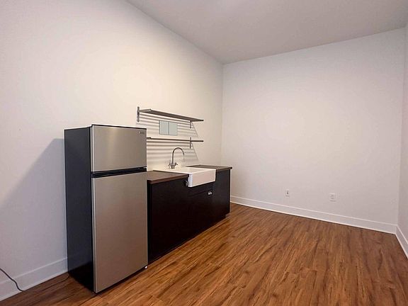 3rd image of 1931 Market St APT 201