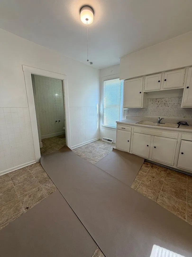 3589 W 47th Street — Photo 3