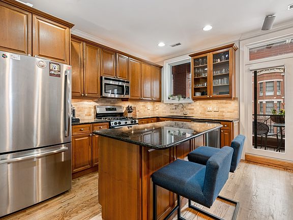 3rd image of 1726 W Belmont Ave #1
