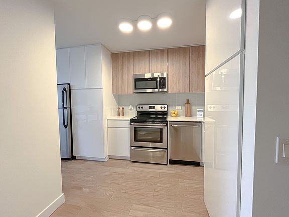 3rd image of 2628 N Clark St #1507