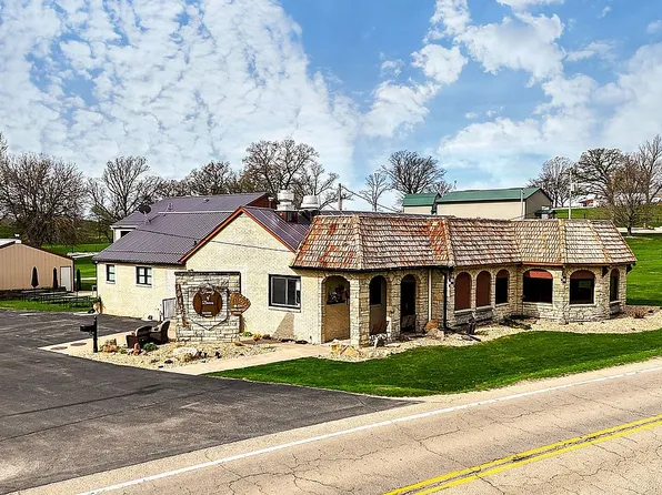 30824 Olde Hawkeye Rd, Dyersville, IA 52040