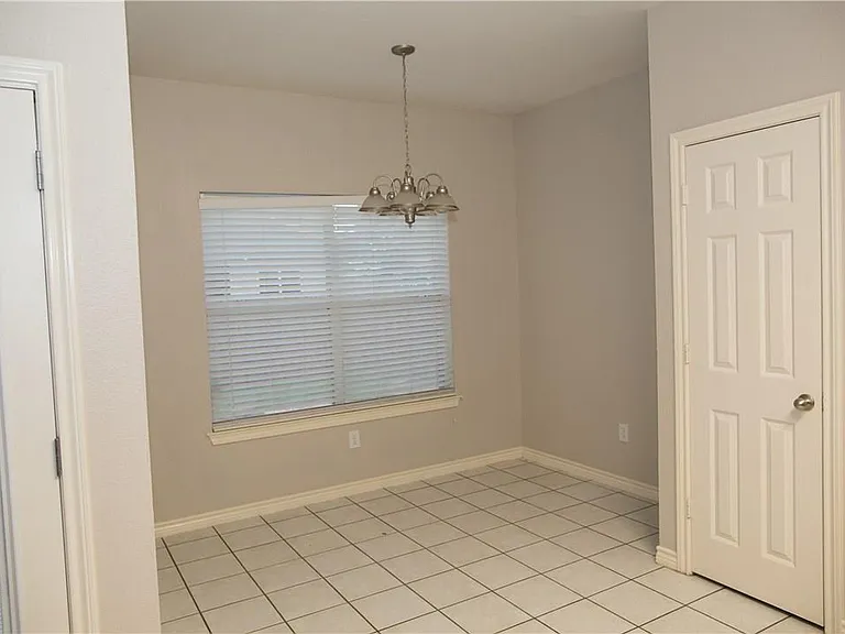 2410 S Forest Hls — Photo 6
