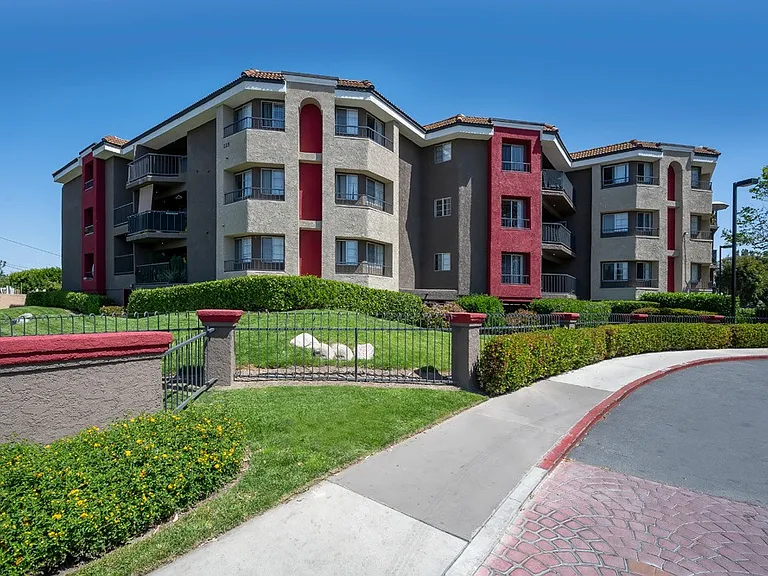 Alder Court Apartments — Photo 2