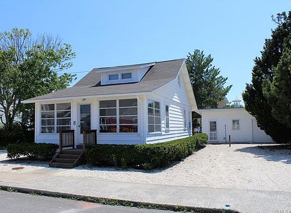 2nd image of 212 Ocean St