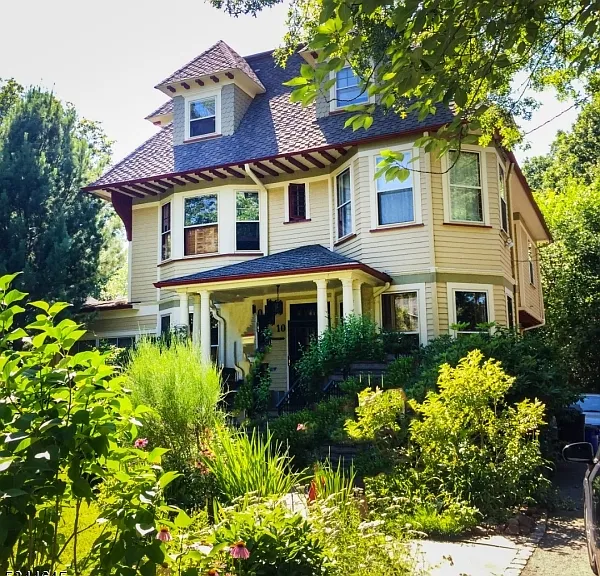 110 Montclair Ave — Photo 3