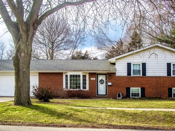204 Prospect St, Howell, MI 48843