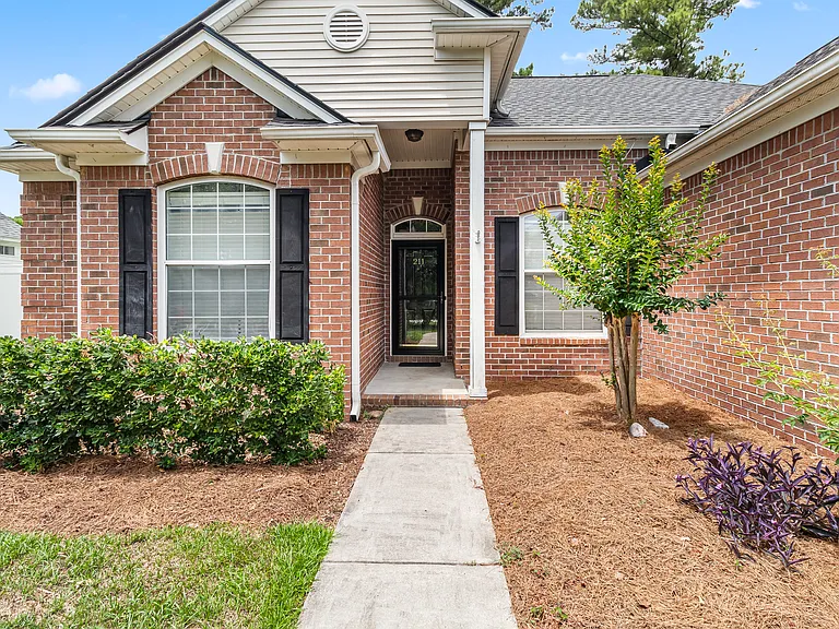 211 Springlake Dr — Photo 2