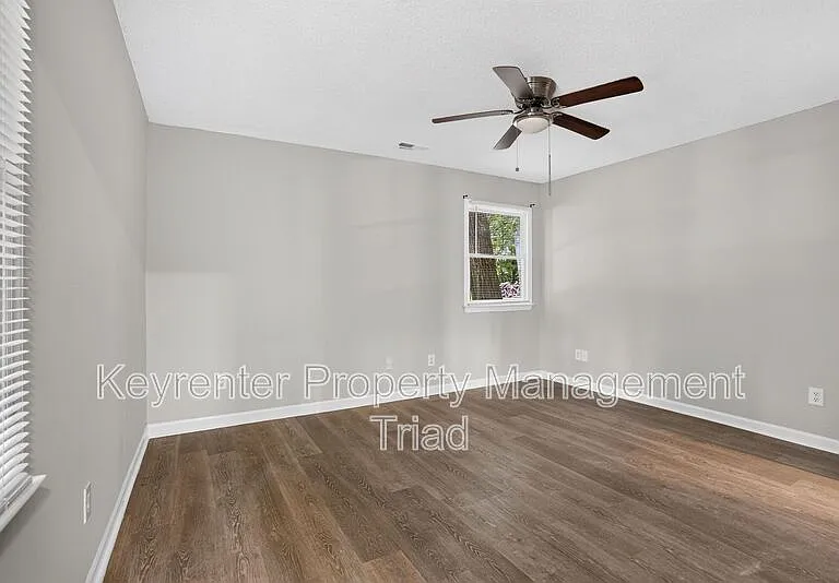 151 Laura Ave — Photo 17