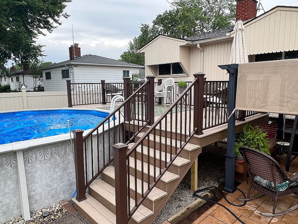 2022: New pool & Trex deck
