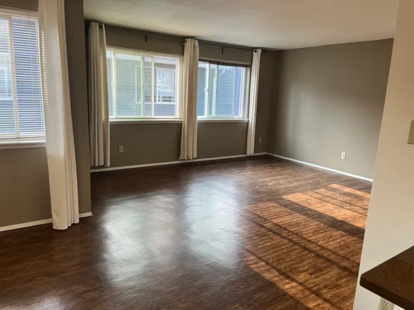 735 N 95th St APT 2, Seattle, WA 98103