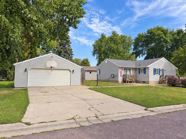 703 N 15th St, Estherville, IA 51334