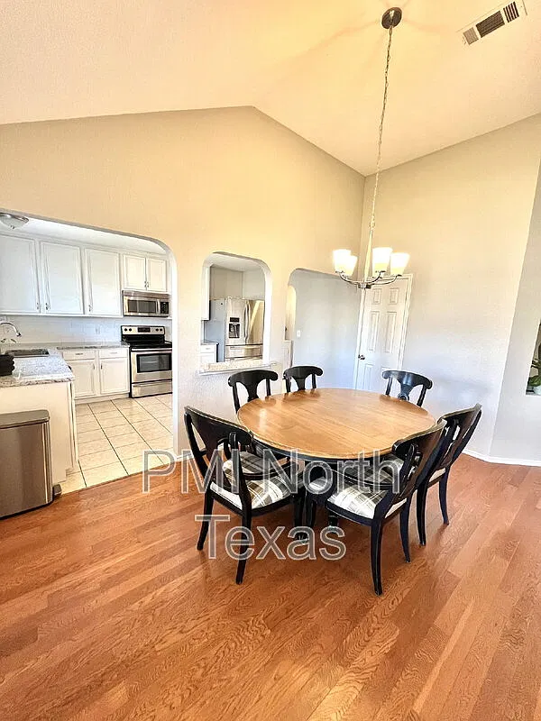 3 bed, 2.0 bath, 1567 sqft, $2,400 — Photo 4