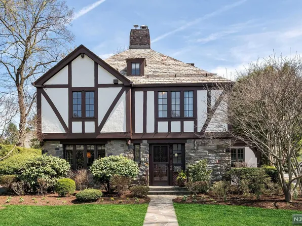 40 Sutton Dr, Ho Ho Kus, NJ 07423