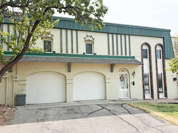221 Castillian Blvd, Hays, KS 67601