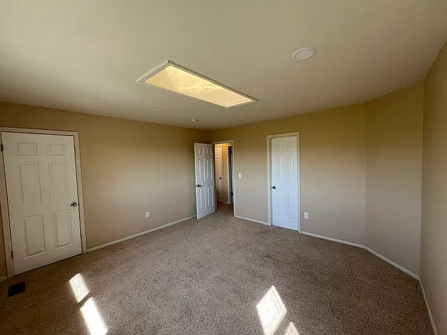 PRIMARY BEDROOM WITH ACCESS TO MAIN BATHROOM AND CLOSET SPACE.