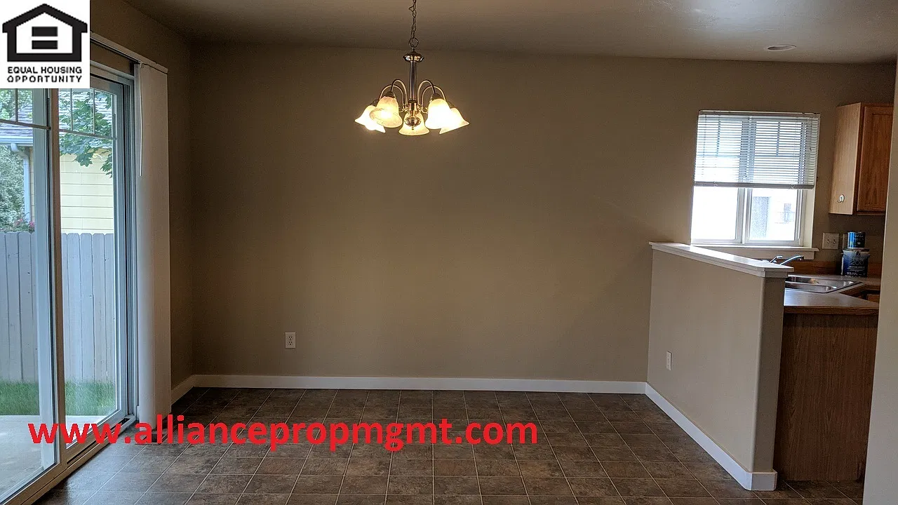 Spacious 3 bedroom house with fenced back yard — Photo 4