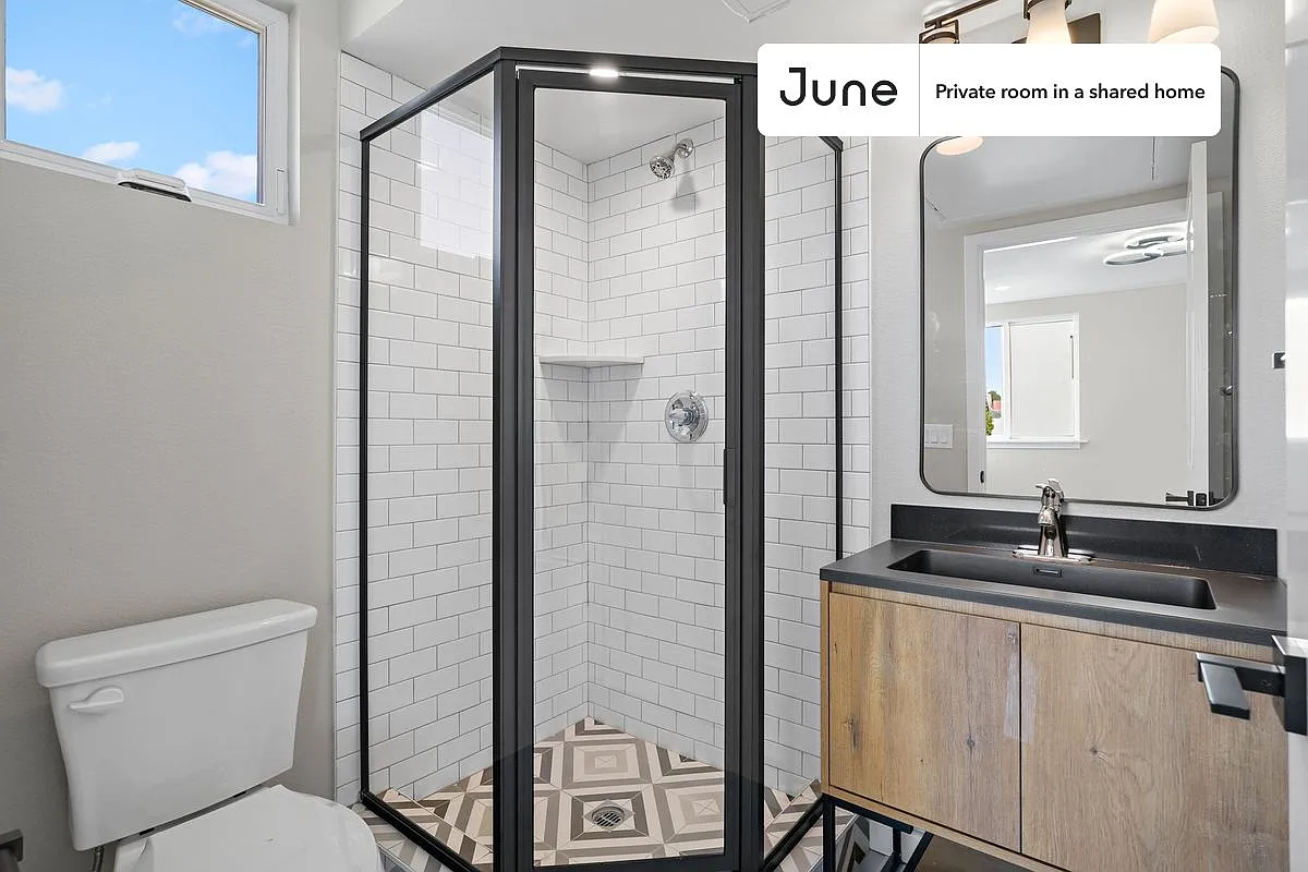 Queen bedroom in 5 bed/5 bath home in Boyle Heights #1829 C — Photo 2