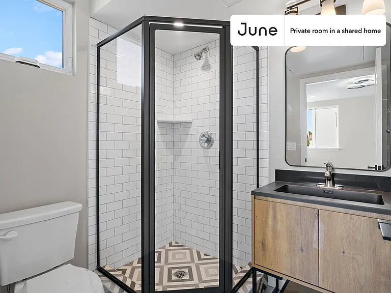 327 N Chicago #C — Photo 2