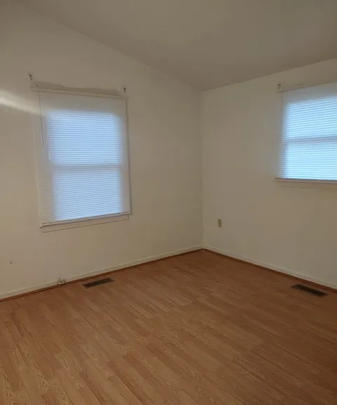 902 Russell Ct W — Photo 10