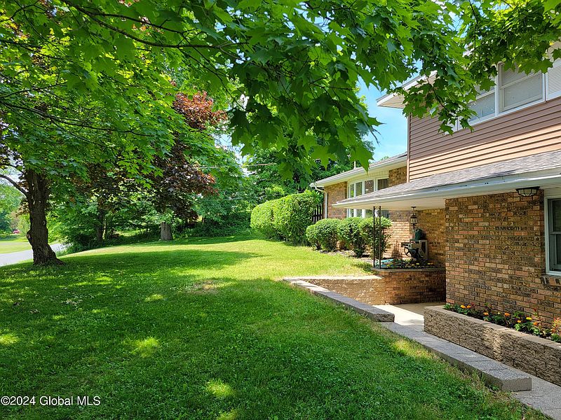 5th image of 24 Pleasantview Avenue