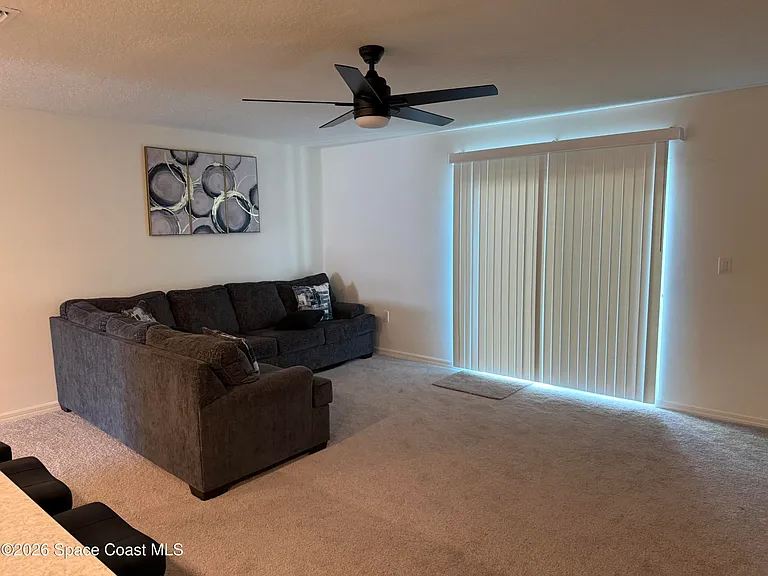 593 Haleybury St SW — Photo 3
