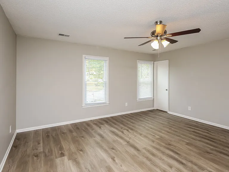 649 Edwards Ct — Photo 11