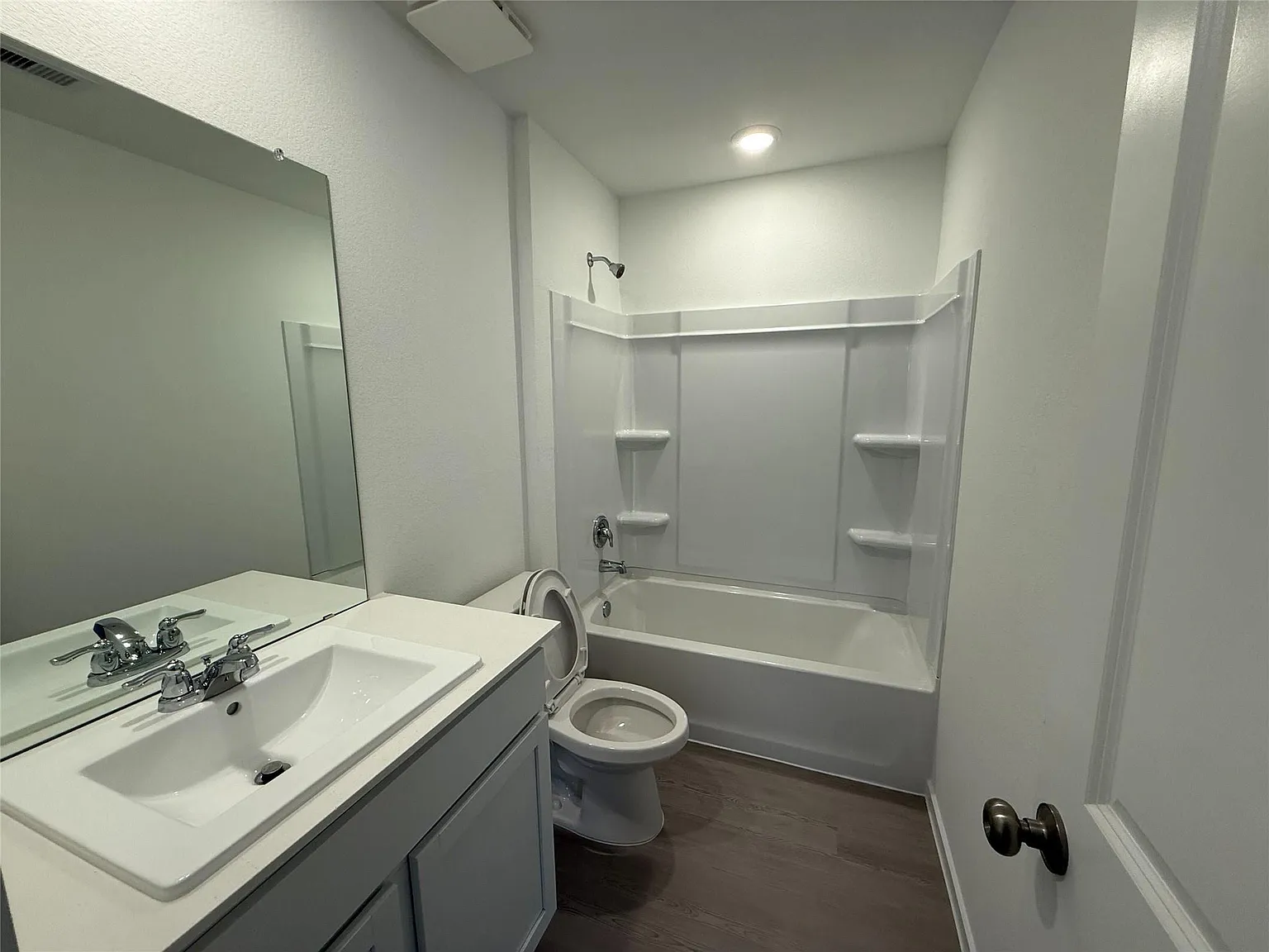 3 bed, 2.0 bath, 1311 sqft, $2,100 — Photo 3