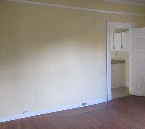 4th image of 423 Buford St