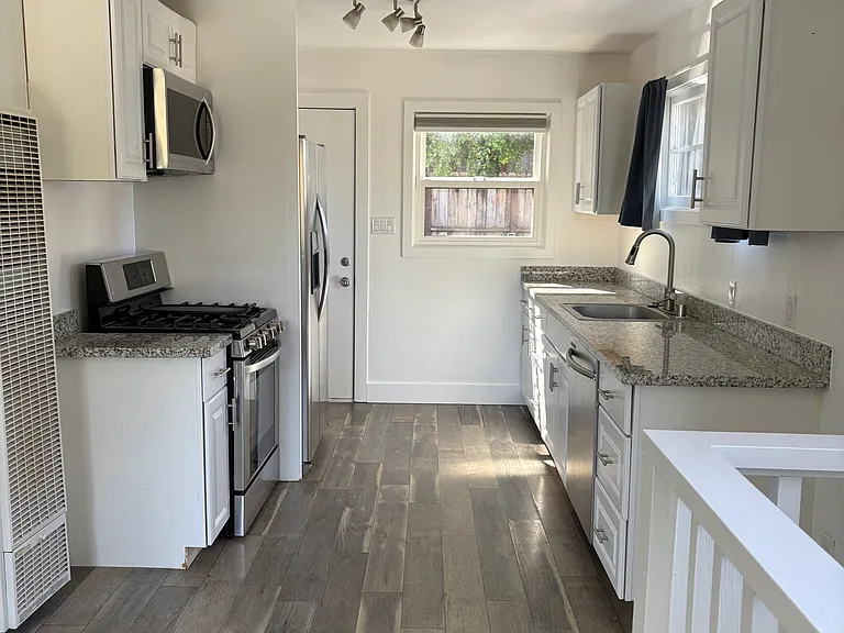 1695 Ronne Dr — Photo 2