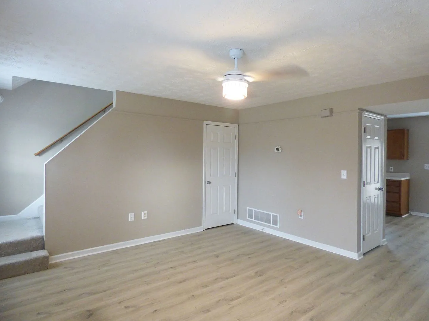 Lovely, Spacious Townhouse! Off-Street Parking, W/D Included, Full Basement, Pets Ok! — Photo 4