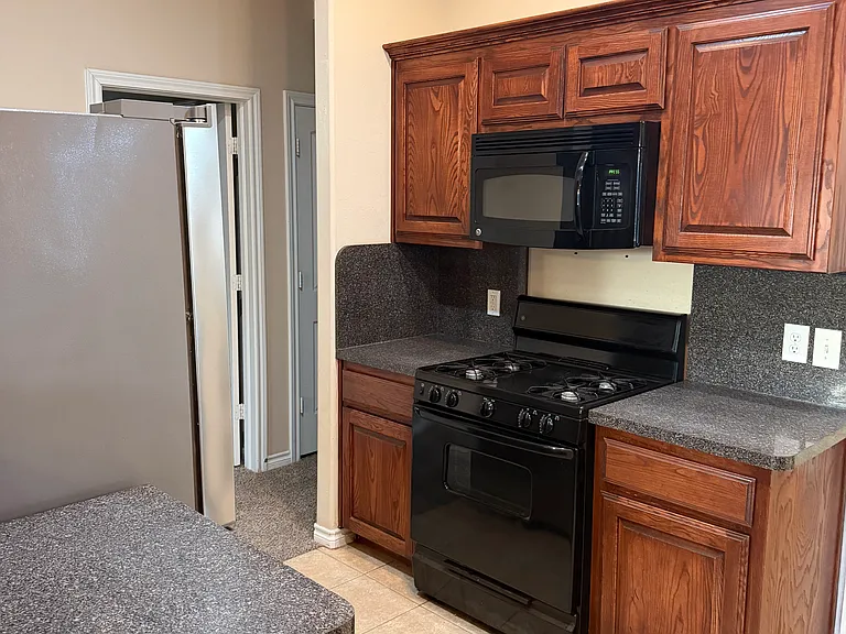 12017 Garden Ct — Photo 3