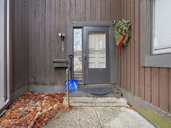 209 Paisley Ct, Kalamazoo, MI 49006