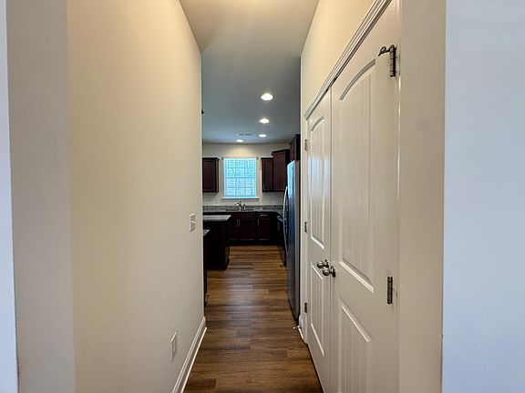4th image of 247 Dando St