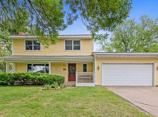 529 Woodhill Dr, Roseville, MN 55113
