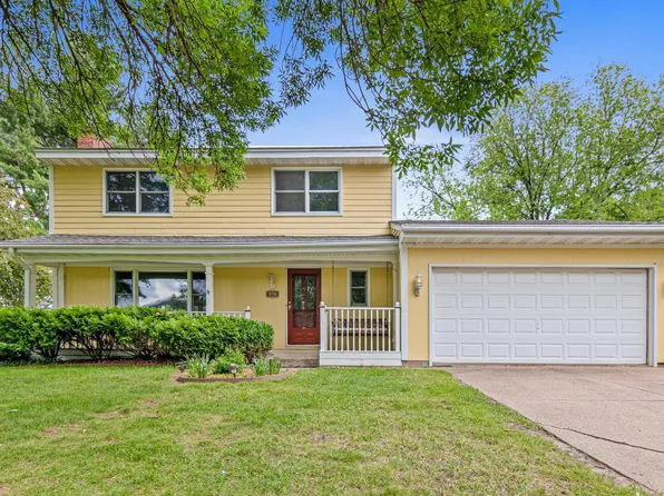 529 Woodhill Dr, Roseville, MN 55113