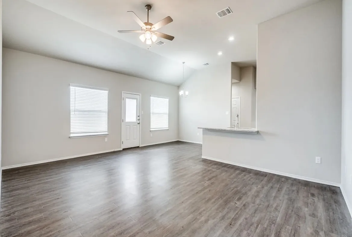 624-626 Heather Way — Photo 3