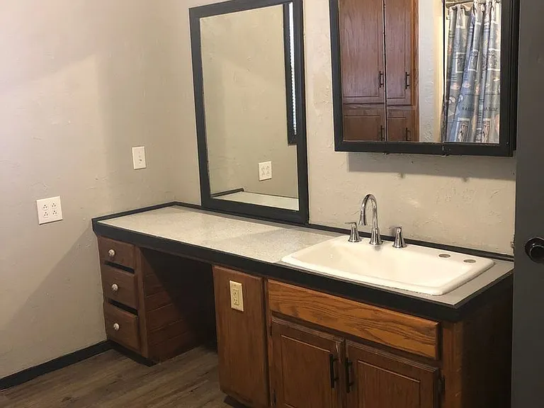 1138 E Margaret St — Photo 3