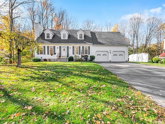 3rd image of 61 Orchard Hill Ln