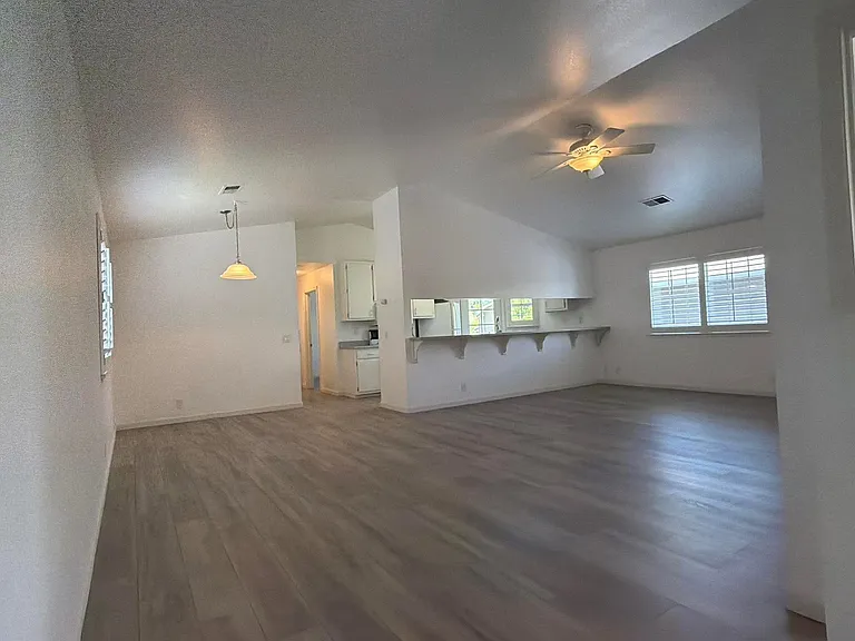 4728 Courtland Ln — Photo 3