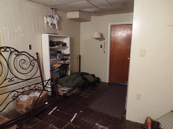 5th image of 121 Elm Dr