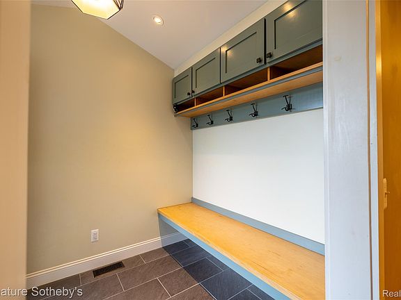 5th image of 818 N Main St