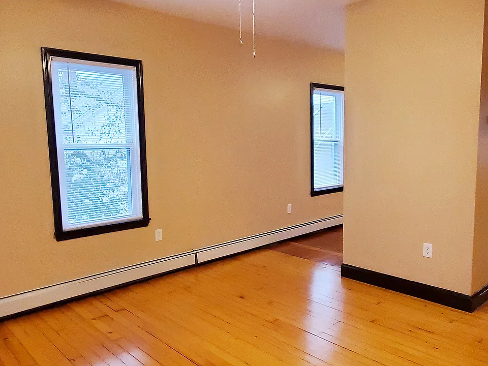 572 Bradford Ave #2