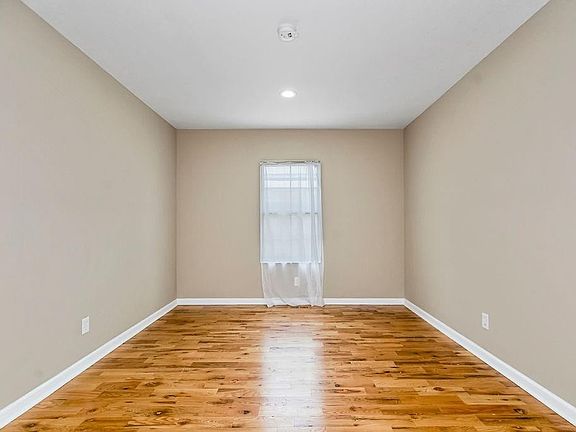 4th image of 1047 Ann Ave