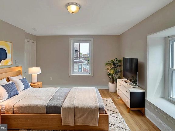 3rd image of 837 E Woodlawn Ave