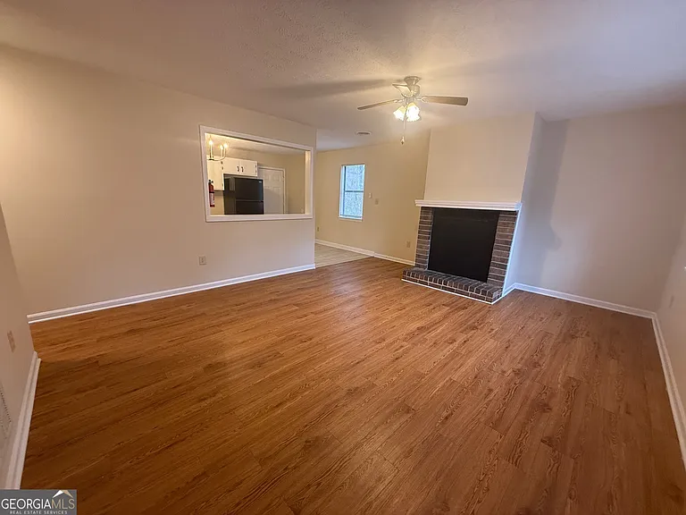 150 Essex Ct — Photo 4